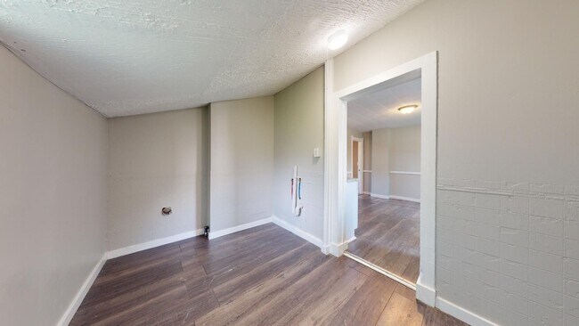 Building Photo - Clark/Fulton - 4 bed/1 bath - Single Family Home