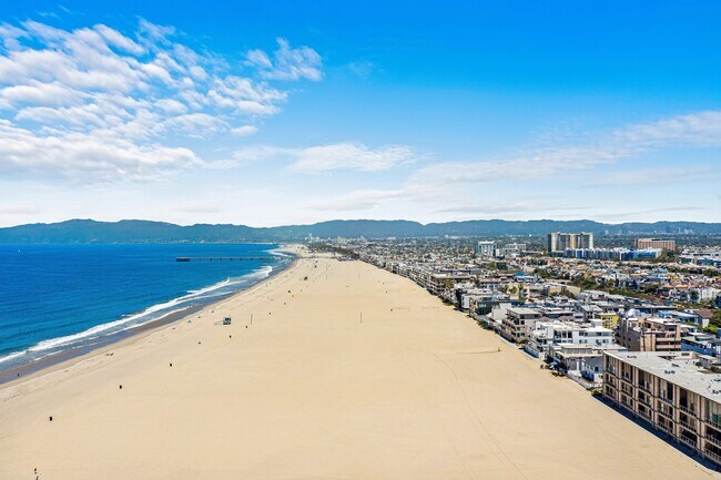 Building Photo - 2721 2nd St