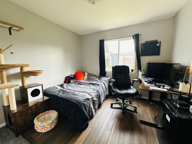 Building Photo - 4-Bedroom Townhome Minutes from Barkley Village, I-5 and Whole Food