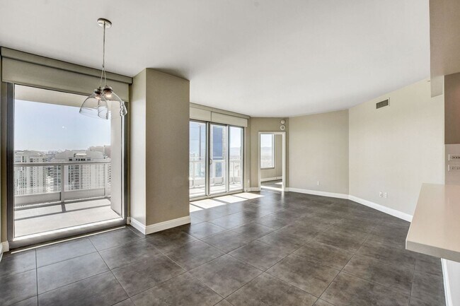 Building Photo - Turnberry Towers 4305W-Strip/City Views from this Stunning 3Bd/2.5Ba Residence