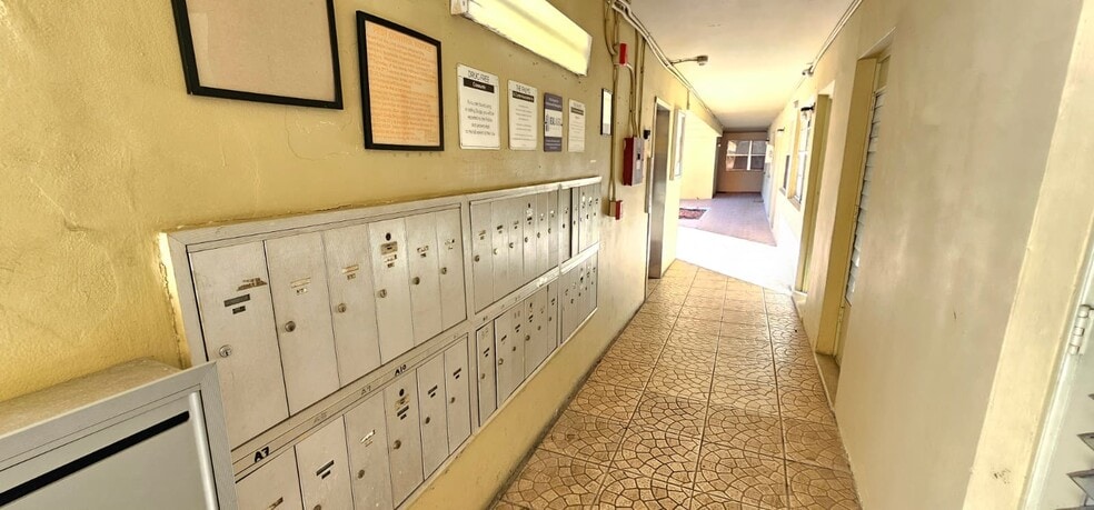 Building Photo - 1851 NE 168th St