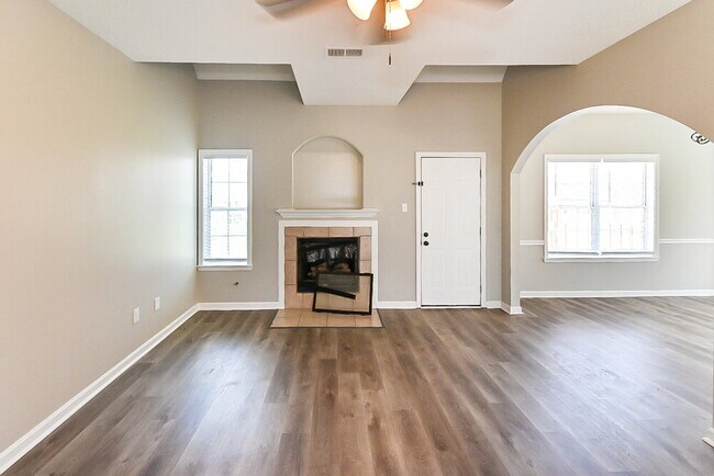 Building Photo - 5546 Lakefront Dr