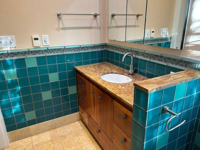 Building Photo - 2015 Franklin Ave E