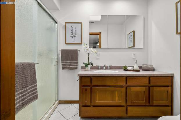 Building Photo - 41345 Roberts Ave