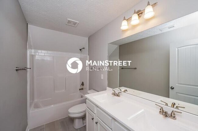 Building Photo - 4 Bedroom Pet-Friendly Home in Louisville,...