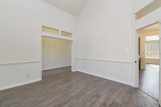 Building Photo - 30611 Country Meadows Dr