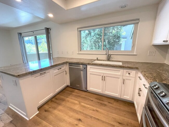 Building Photo - Updated 2 bedroom townhome in Manhattan Vi...