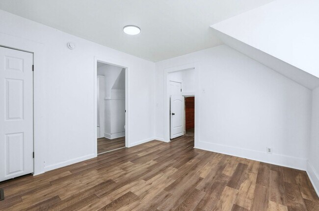 Building Photo - 3-Bed, 2-Bath Home with Large Kitchen & De...