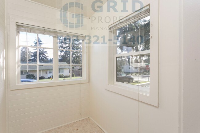 Building Photo - Charming 2 Bedroom Apartment Available in Milwaukie - Private Fenced-In Yard!