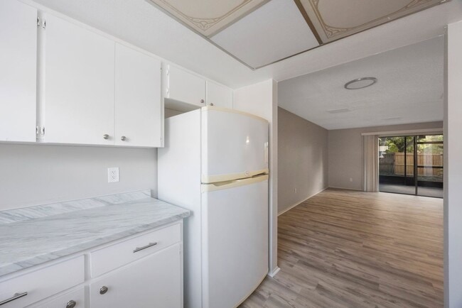Building Photo - Renovated Town Home 2 bedroom 1.5 bath ** ...
