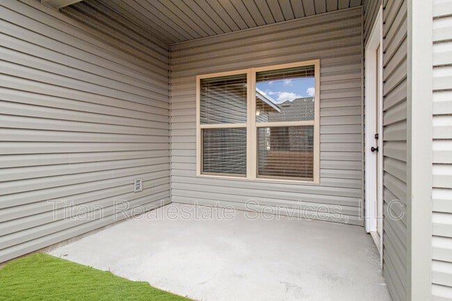 Building Photo - 526 Elwick Dr