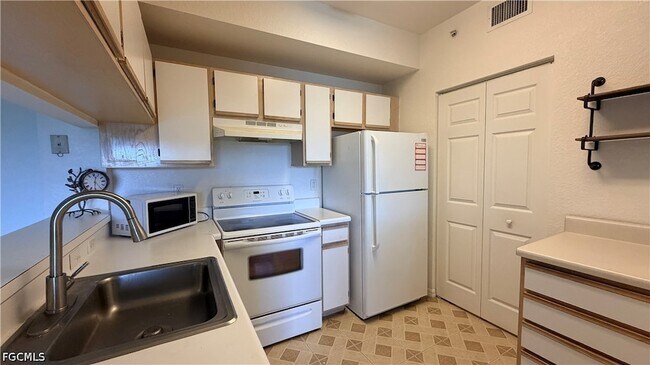 Building Photo - 6490 Aragon Way