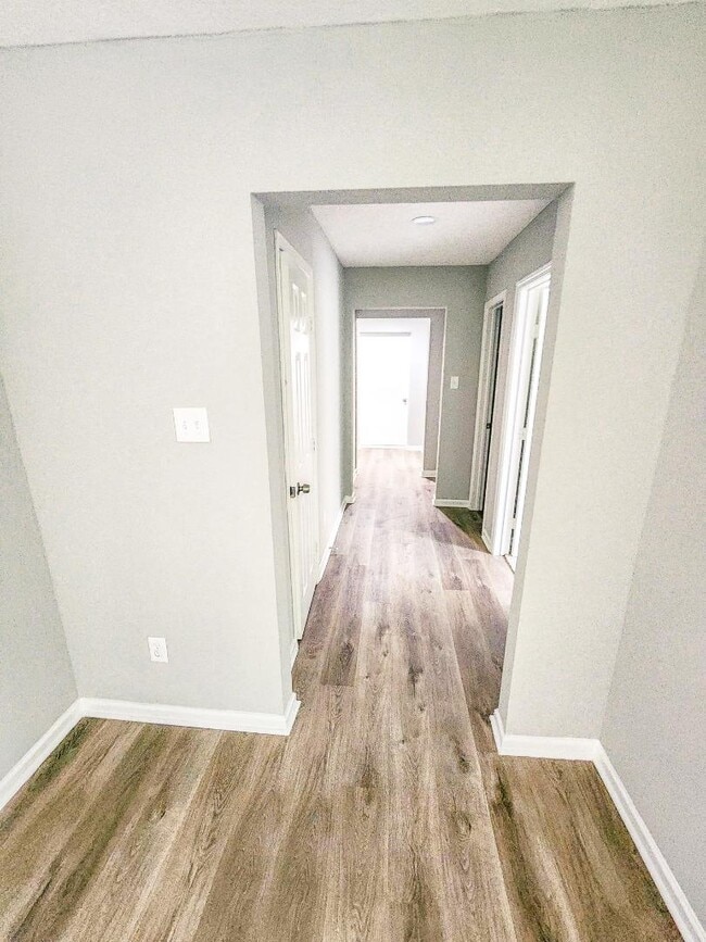 Building Photo - 305 Red Haven Dr