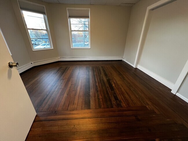 Building Photo - 158 Holland St