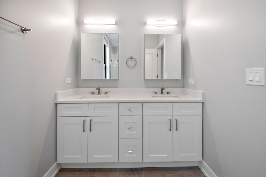 Building Photo - 1339 N Noble St