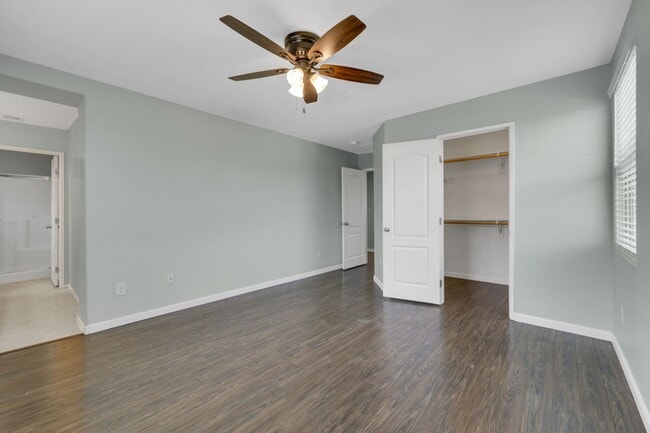 Building Photo - 3 bed/2.5 bath perfect corner home