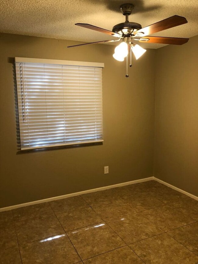 Building Photo - COMING SOON! Spacious 3 Bed 1 Bath Home in...