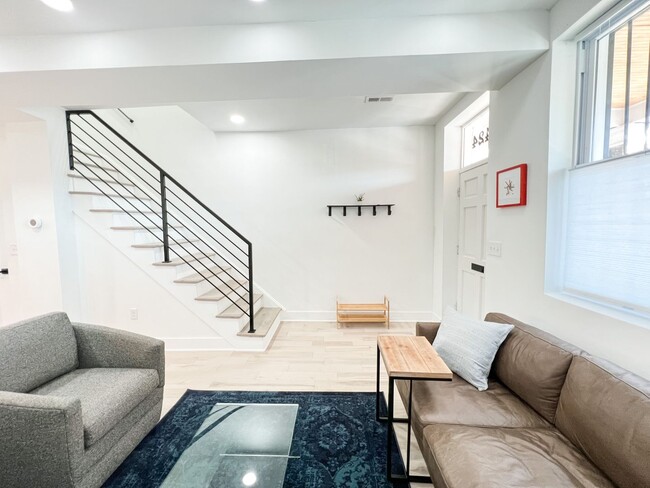 Building Photo - RENOVATED TOWNHOME WITH DECK BY METRO