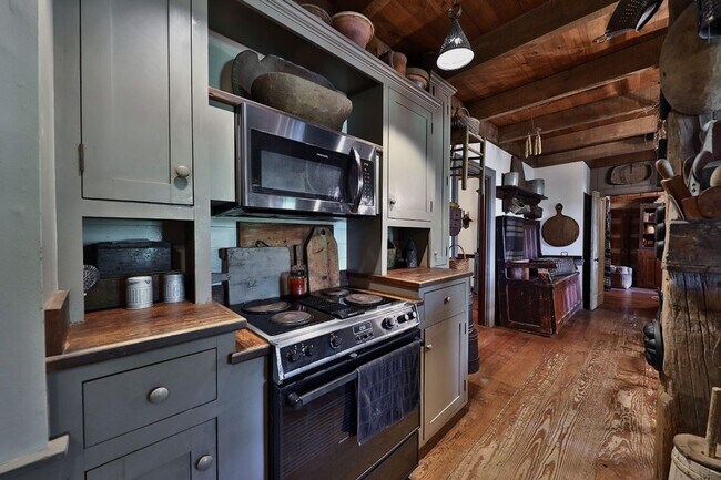 Building Photo - Custom- Built, Log Home in Martin, TN! (WEEKLY RENTAL ONLY)