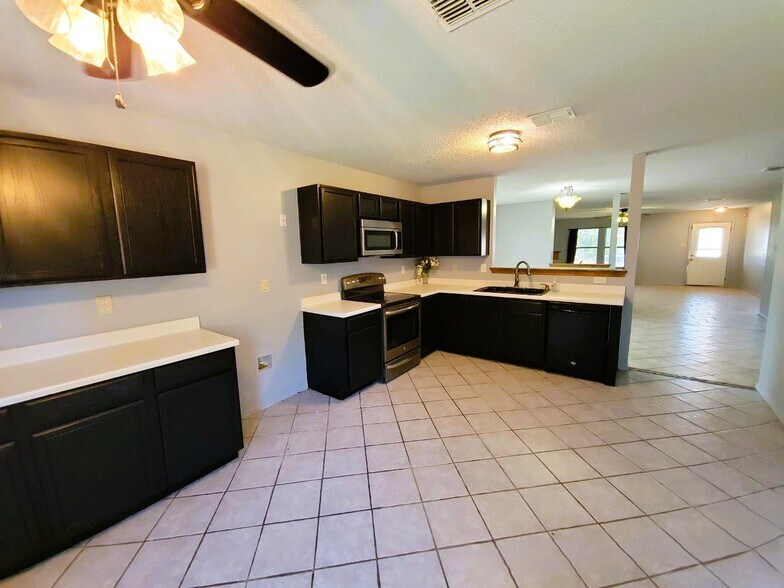 Building Photo - 1330 Blazing Star Trl