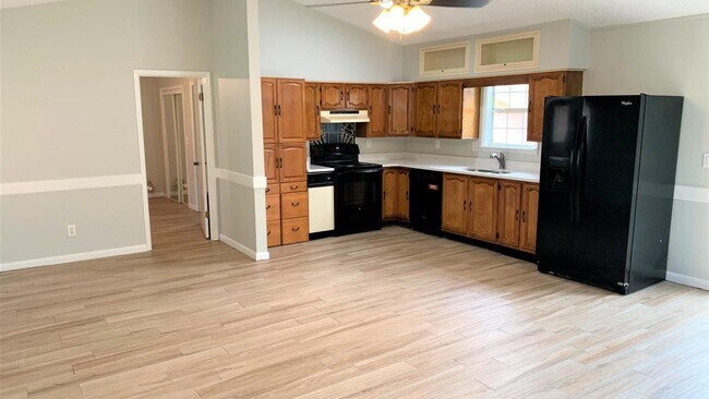 Building Photo - 221 Poinsettia Dr