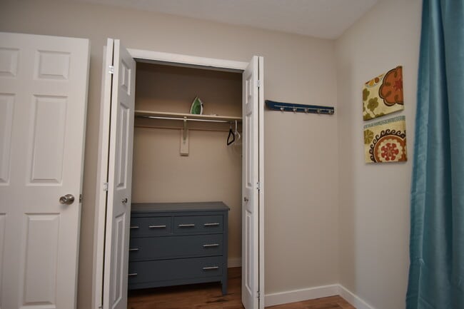 Building Photo - 833 Straight Creek Dr