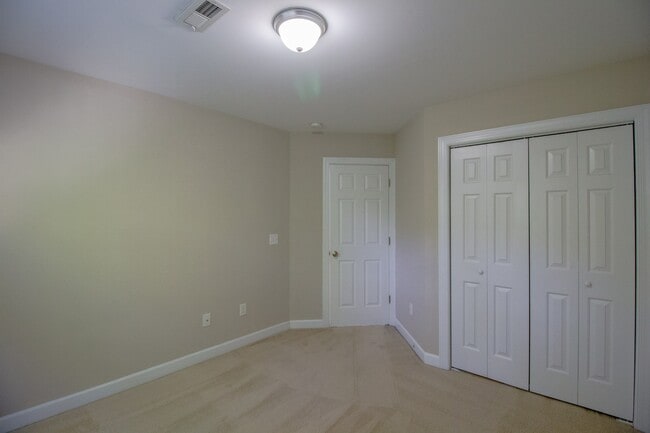 Building Photo - End Unit Townhome| 2nd Floor Loft Space | ...