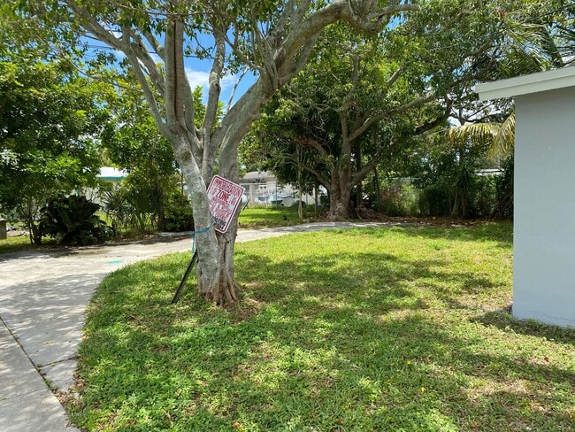 Building Photo - *** LARGE 4 BEDROOM SINGLE FAMILY HOME!***