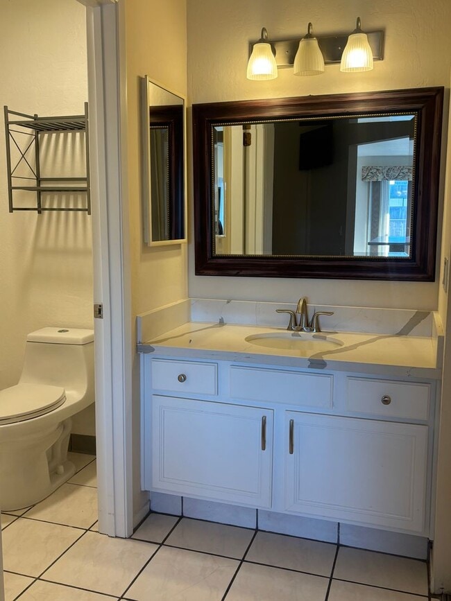 Building Photo - Great Condo in Del Monte Beach Surf Way