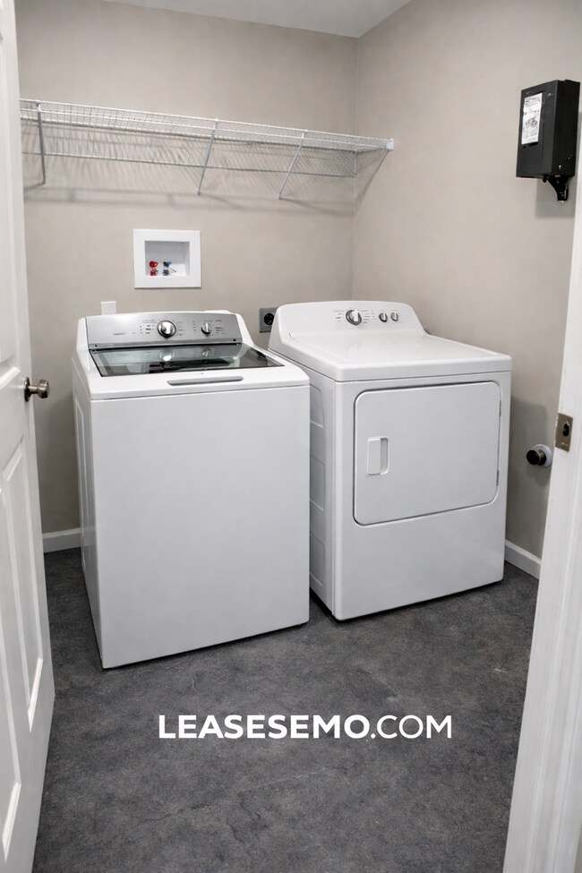 Building Photo - 3-bedroom Duplex