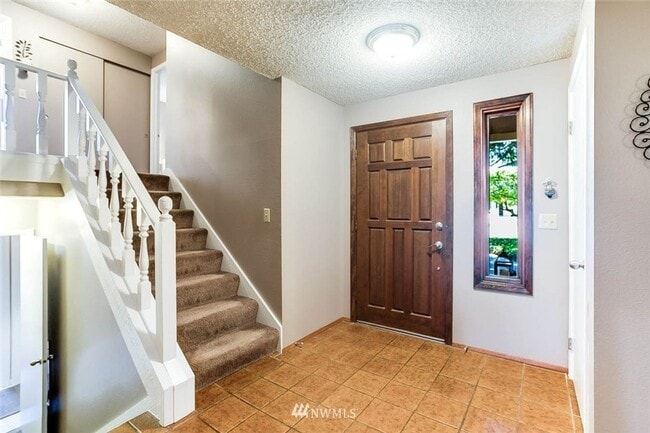 Building Photo - 3 bedroom 2.5 bathroom single family house...