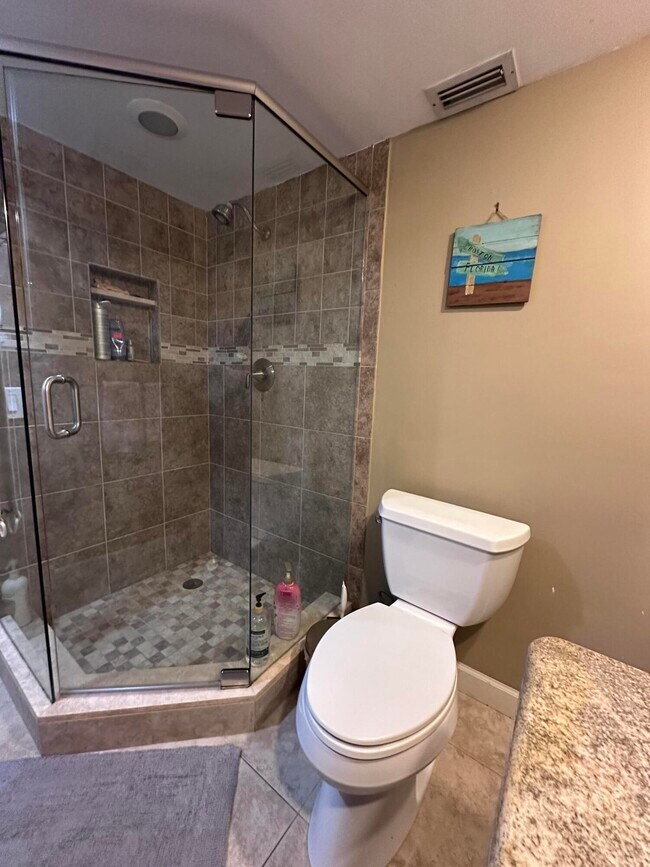 Building Photo - 3121 NE 51st St