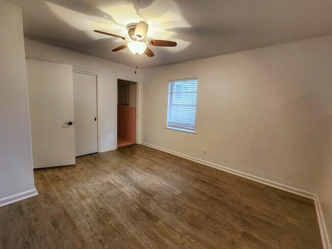 Building Photo - 1800 Bluebonnet Ln