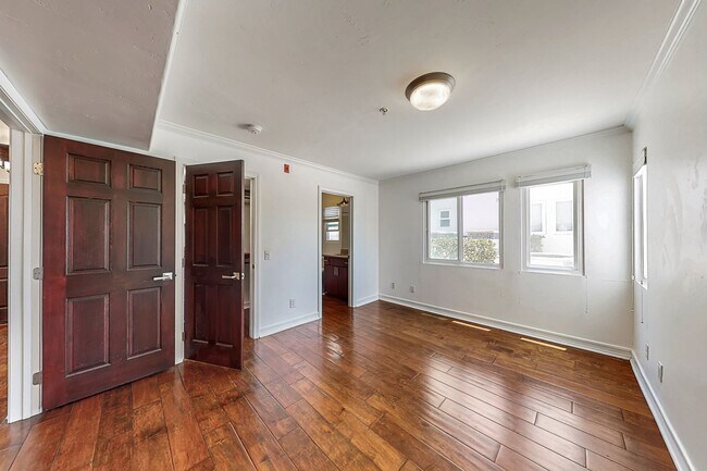 Building Photo - Stunning Condo with Downtown Views – Prime...