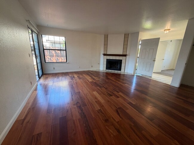 Building Photo - Great Townhome!