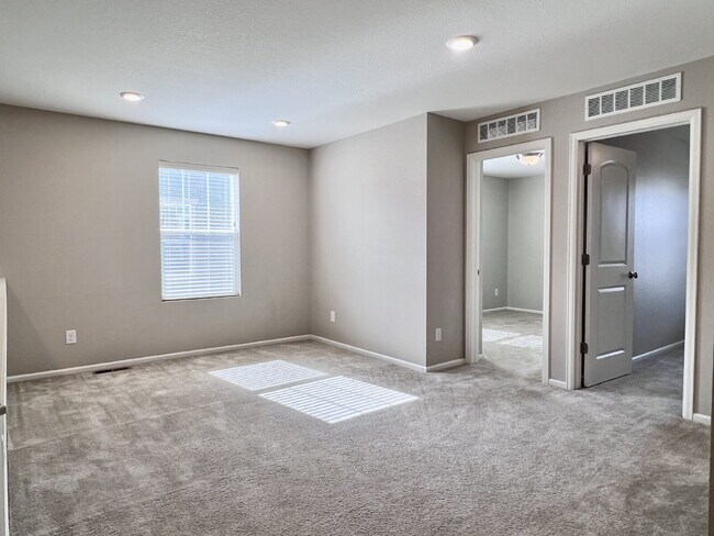Building Photo - Beautifully Maintained 4BR/3.5BA Townhome with Finished Basement in Prime Aurora Location w/2-Car...