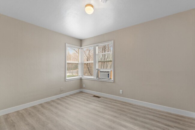 Building Photo - Close to UNR and Downtown!