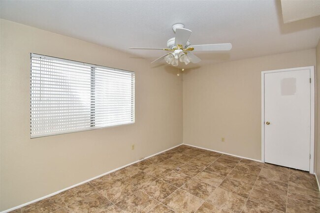 Building Photo - 1413 E Torrey Pines Cir