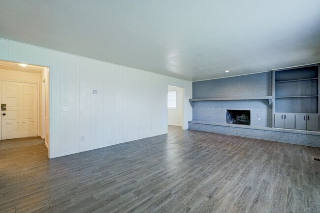 Building Photo - 3 bedroom 2.5 bath - NW Highway and Rockwell