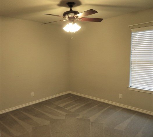 Building Photo - Nice Home on the Loop