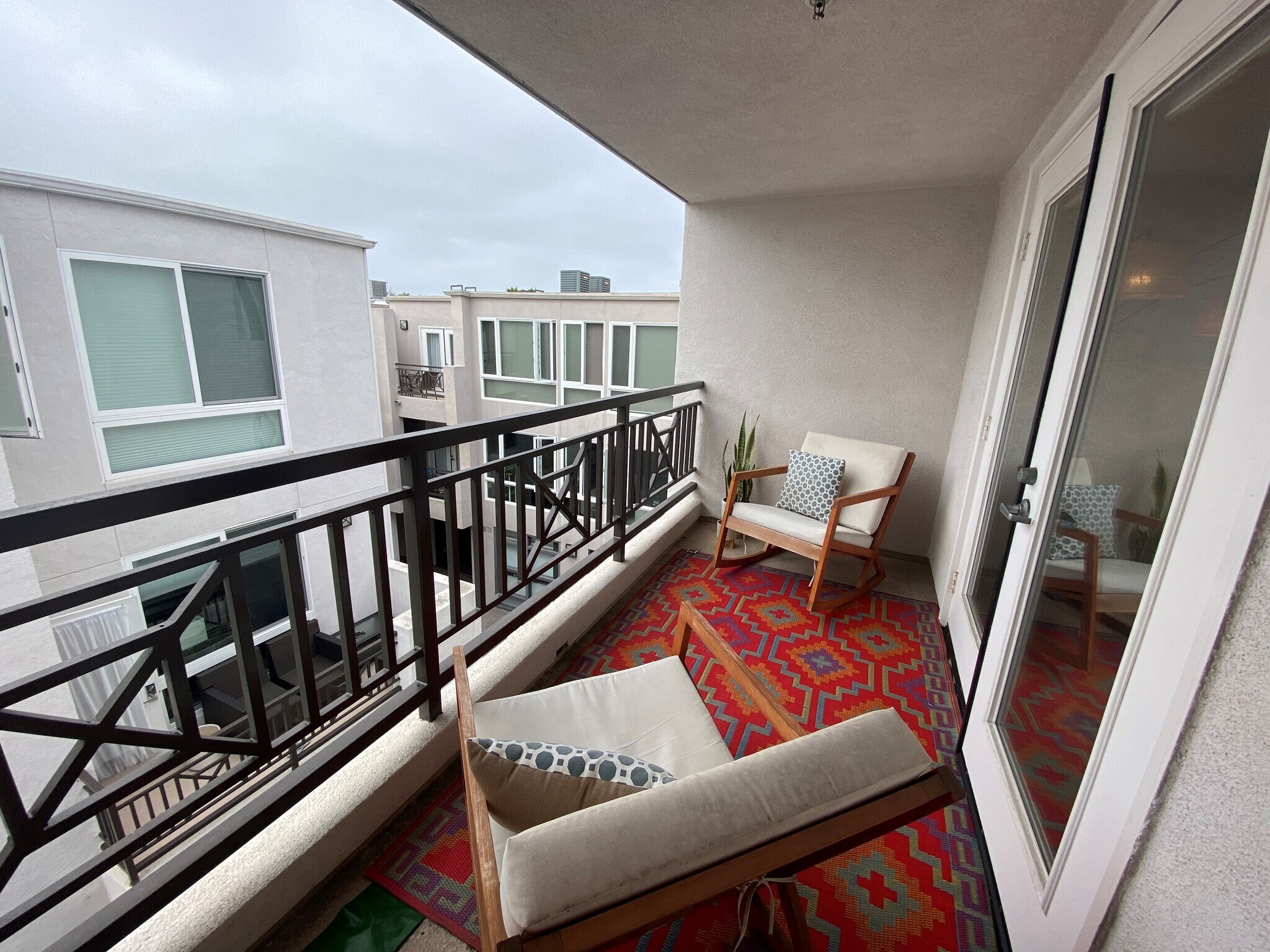 south facing covered balcony - 924 Hornblend St