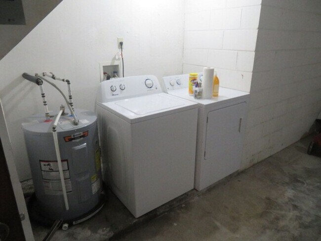 Building Photo - OVIEDO 3BR 2BA home in Alafaya Woods! Fenc...