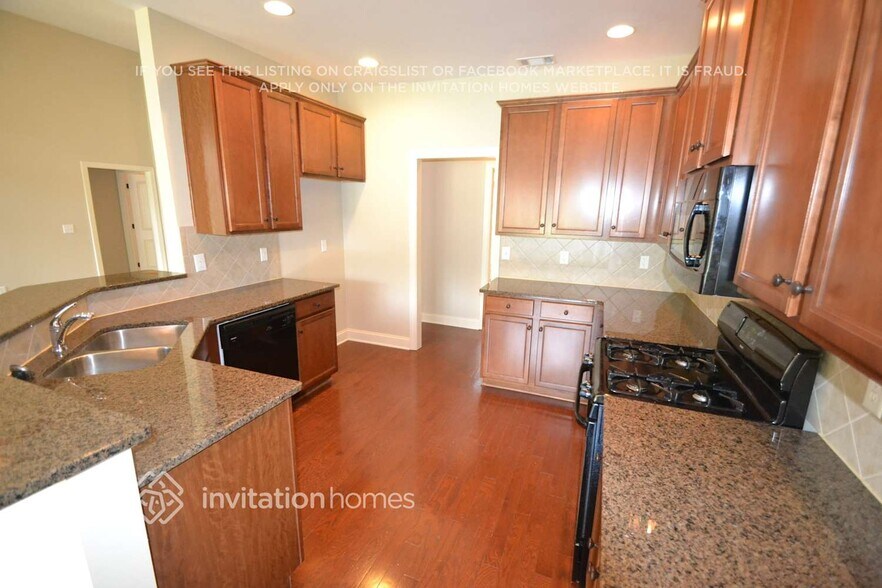 Building Photo - 427 Sweetwater Bridge Cir