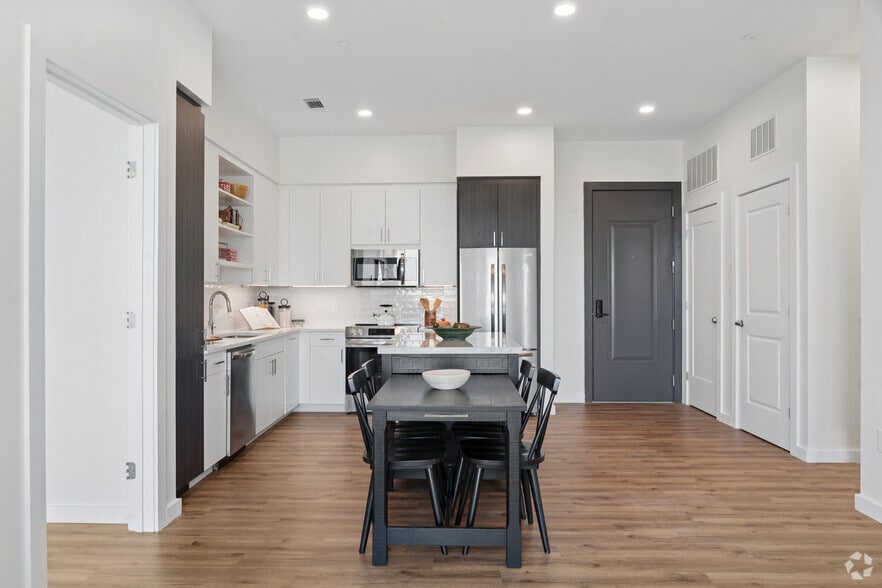 2BR, 2BA - 1,068SF - Kitchen - Chasen