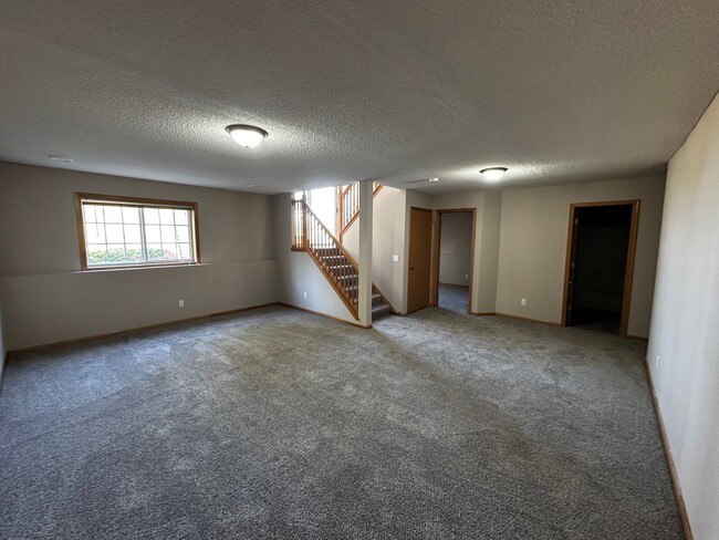 Building Photo - 2bed 2bath townhome