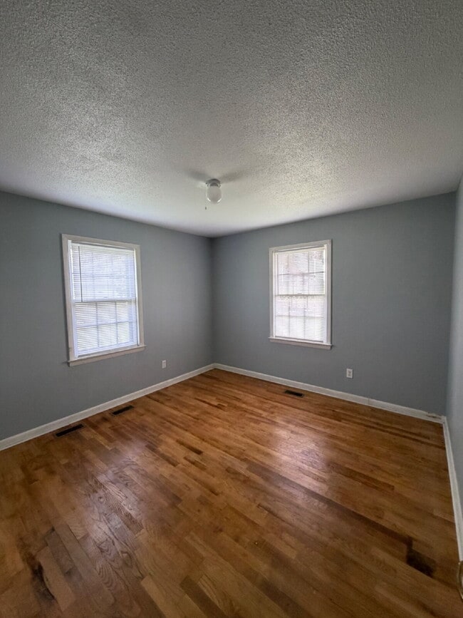 Building Photo - CUTE 3 BR, 1 BA BRICK HOME IN CONVENIENT MT OLIVE LOCATION