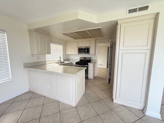 Building Photo - Spectacular view home in Anaheim Hills