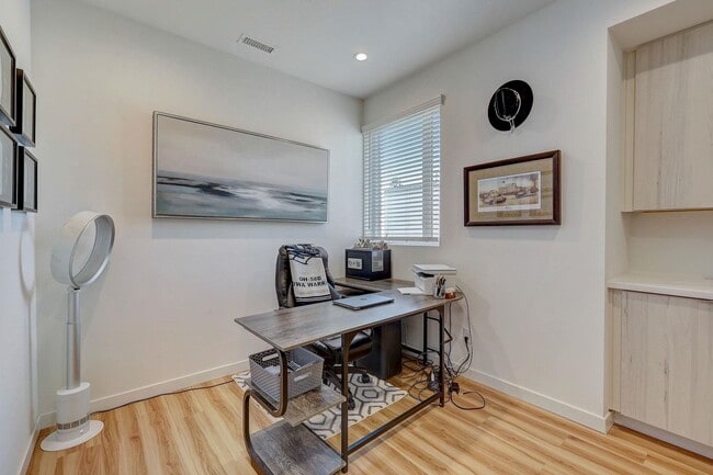 Building Photo - Available Modern Long Term Unfurnished hom...