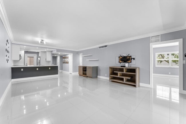 Building Photo - 3200 N Palm Aire Dr