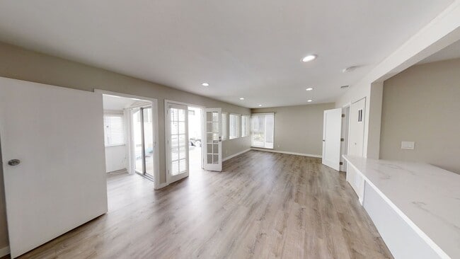 Building Photo - Remodeled 4BD/3BA, Detached Bedroom!
